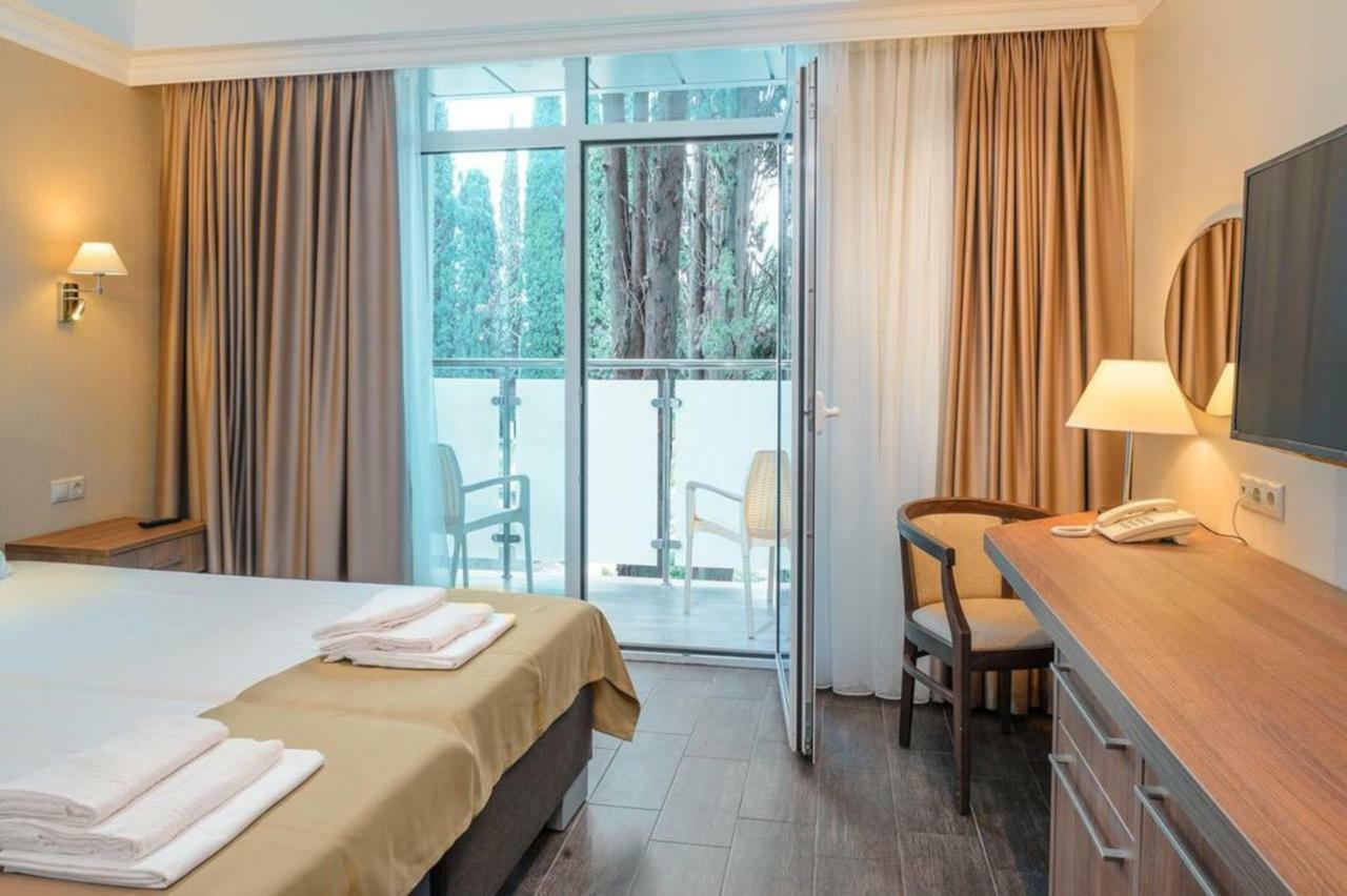 Hotel Cheluskintsev Gagra Exterior photo